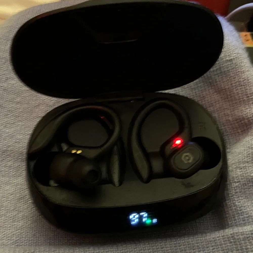 Beats by Dre Black Over-Ear Headphones - Picture 3 of 3